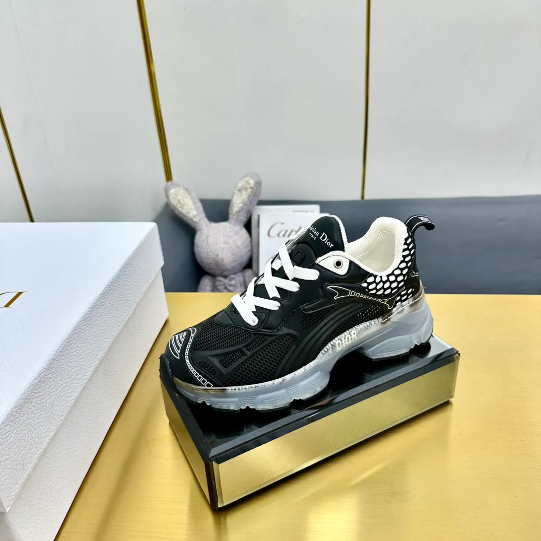 👟👟Ex-factory price 700👟👟 Top version 🌟🌟Dior 2024 spring and summer catwalk new style Vibe iconic fashion modern sports dad shoes CD letter logo Oblique printed pattern lace-up color-blocking thick-soled running shoes Stars' same jelly color casual women's shoes The top high-end version on the market Material: The upper is made of special technology with mesh fabric spliced with metal cowhide + environmentally friendly breathable fabric lining + original molded Tpu combination outsole. Bottom thickness: 4CM Size: 35-40 standard code (34.41 customization is not returnable)